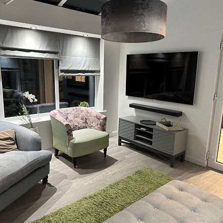 Cosy Double Bedroom In Newcastle Upon Tyne - Access To Shared Kitchen, Shared Lounge And Shared Conservatory Areas Inc Sky Tv And Netflix Ngoại thất bức ảnh
